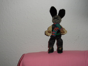 Dieser Hasi ist ca.50 Jahre alt und wurde von einer Hobbyschneiderin , aus Resten genäht . Ich liebe ihn über alles.