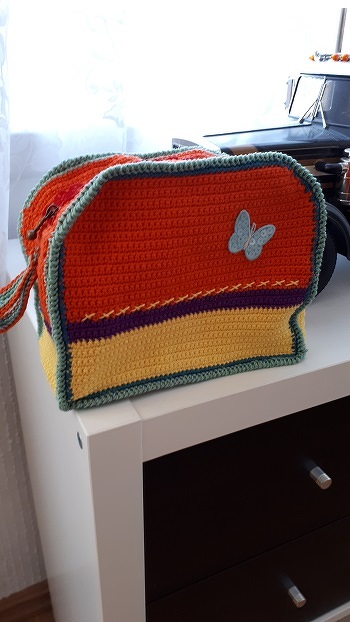 habe meine Kosmetiktasche (nach AL von Buttinette)  noch etwas aufgepeppt mit diesem Schmetterling.