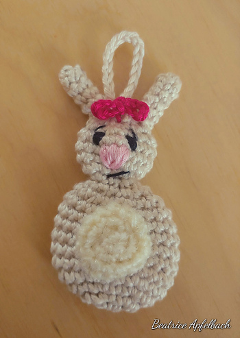 Super süßes Häschen.
Schnell gehäkelt und ideal zur Resteverwertung.
Des weiteren ist es vielseitig verwendbar und ein hübsches Mitbringsel zu Ostern.
Die Anleitung ist sehr gut geschrieben, Somit kann jeder dieses Häschen nacharbeiten.