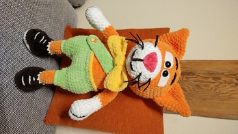 Von Kater Gustav, so nenne ich ihn, habe ich nur nach einem Bild gehäkelt. Eine Anleitung habe ich nicht gefunden. Ich denke, er ist gut gelungen.