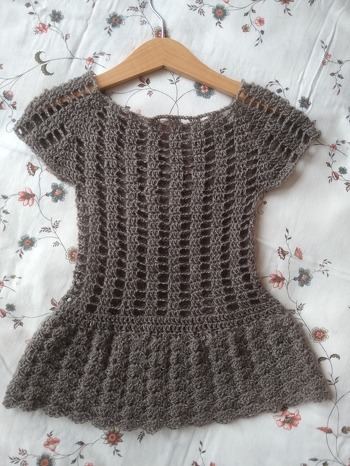 Die leicht abgeänderte Version des Sommerpullis Sama von CreatOwl hat noch ein Röckchen bekommen.