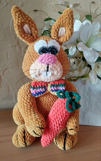 Ostern steht vor der Tür. Zeit für Osterhasen.
Mit Plüsch gehäkelt und die Möhre ist abnehmbar..mit Knöpfen fest gemacht.