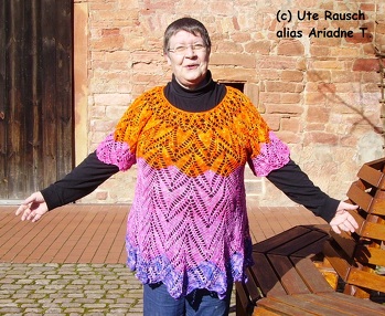 Meine selbstgefärbte merzerisierte Merino wollte unbedingt zu einer Morgensonne werden. Habe die Anleitung dem dünneren Garn und Queensize angepasst. Innerhalb einer Woche war das Teil gezaubert.....