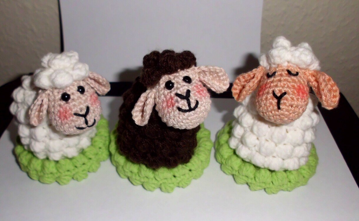 Schafe mit Wiese Tischdeko oder Eierwärmer zu Ostern und Frühlingsdeko