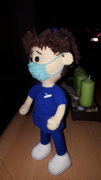 Meine Interpretation von Netty. Meine Tochter arbeitet auf der Kinderintensivstation. Deswegen musste Netty blau tragen. Kasack (Rock nur kürzer) und Hose (Beine Blau) . Den Mundschutz habe ich leicht verändert und einen Pony eingewebt.  Ansonsten habe ich mich genau an die Anleitung gehalten und kam sehr gut klar. Danke nochmals.