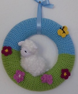 Nach Anleitungen von Ruth und kagome_chan. Die Wolle für das Fell des Schäfchens war ein bisschen knifflig zu verarbeiten, aber ich finde, es hat sich gelohnt!