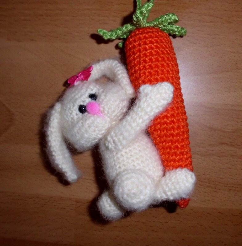 Hase an großer Karotte mit kleinen Karottenanhängern Osterdeko