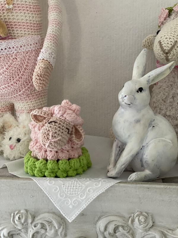 Schafe mit Wiese Tischdeko oder Eierwärmer zu Ostern und Frühlingsdeko