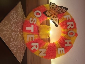 Ich habe schon mehrere Kränze Gehäkelt ob Türkranz oder Adventskranz, jetzt passend zur Osterzeit einen für Ostern.
Ganz einfach nach zu machen:
einen Styropor Kranz umhäkeln und Deko drauf Kleben :-)