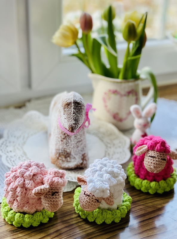 Schafe mit Wiese Tischdeko oder Eierwärmer zu Ostern und Frühlingsdeko