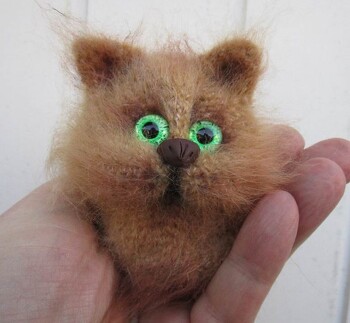 Macht etwas Arbeit aber es lohnt sich, ein total süßes Ergebnis.
Ich habe schon viele Varianten mit unterschiedlicher Wolle gehäkelt, ein tolles Geschenk.