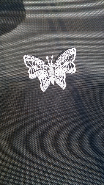 Der Schmetterling ist von mir ( 69 Jahre männlich ) gehäkelt worden