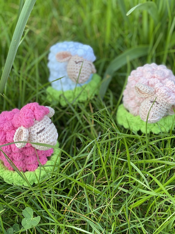 Schafe mit Wiese Tischdeko oder Eierwärmer zu Ostern und Frühlingsdeko