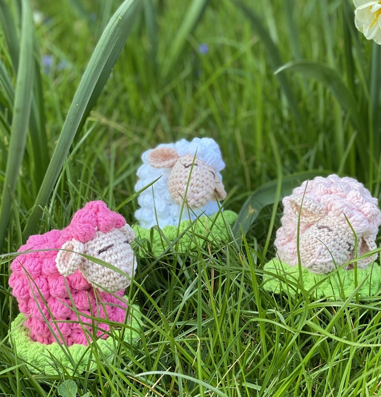 Schafe mit Wiese Tischdeko oder Eierwärmer zu Ostern und Frühlingsdeko