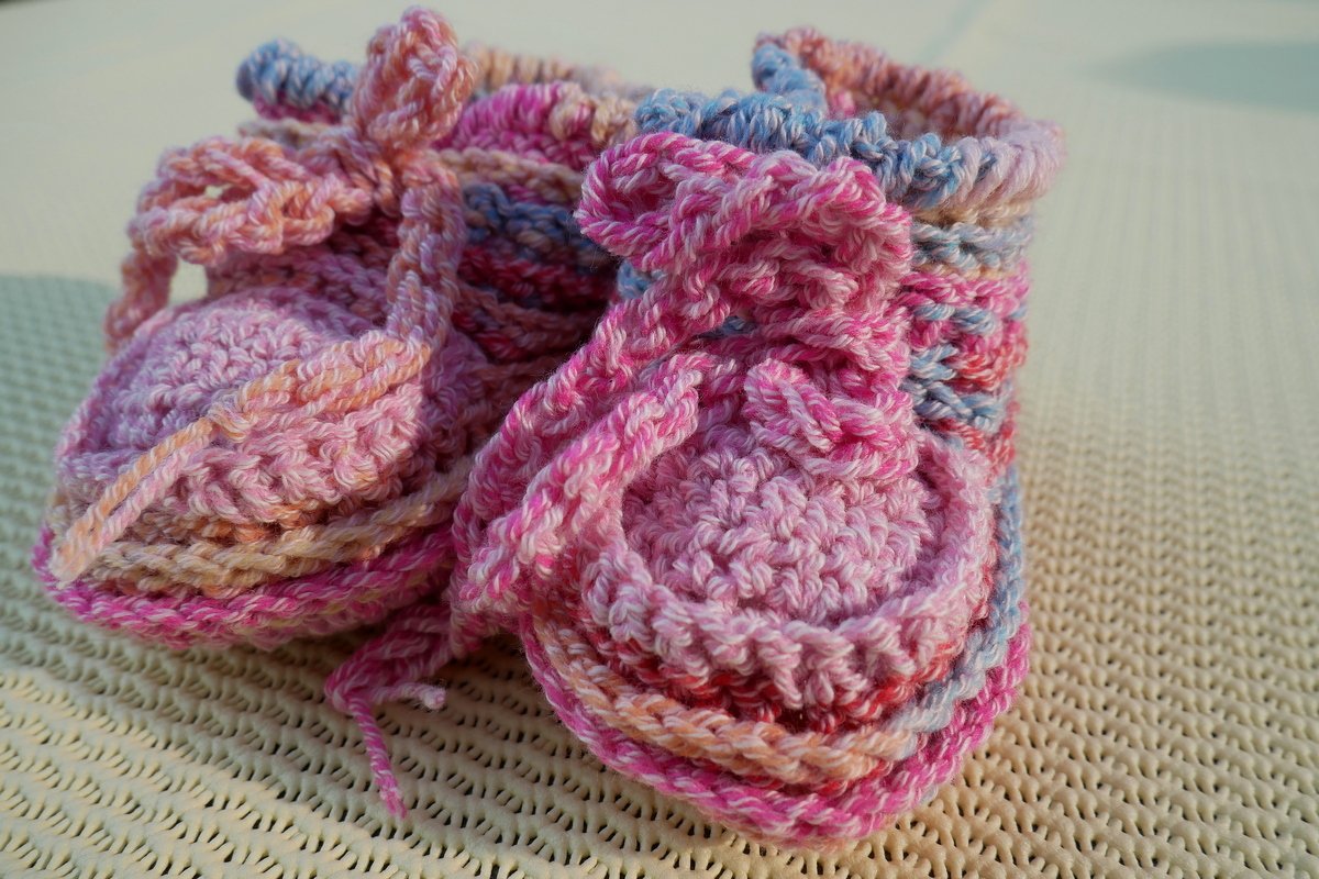 Strickanleitung für Baby-Trägerkleid, das mitwächst – von 6 bis 18 Monate