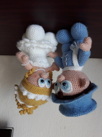Mein Brautpaar als Hochzeitsgeschenk für eine gute Bekannte, isl fertig gehäkelt. Der Bräutigam ist blau gekleidet, da ich schwarz sehbedingt nicht häkeln kann. Es hat einige Mühe gekostet, aber es hat sich gelohnt.