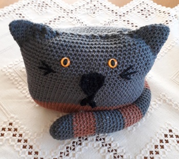 Katze als Türstopper,  gearbeitet nach der tollen Anleitung von  