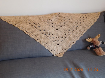 Dreieckstuch
Beige mit Goldmattglitzer
Muster: Virus Meets Granny Shawl
Fiber Spider