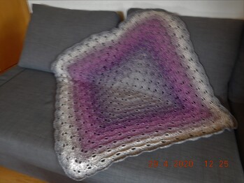 Tischtuch
Lolita mit Contessa Flieder-Silber
Muster: Virusdecke
Maschananschlag