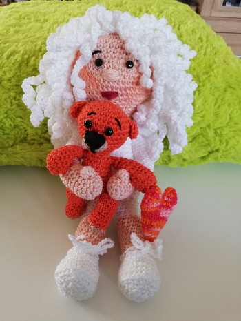 Noch ein Engel Josie von LASSAL, nur auf Wunsch mit anderem Schmusetier im Arm 😉