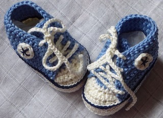 Baby Turnschuhe, gehäkelt nach einer Anleitung von zwergerlstrick.