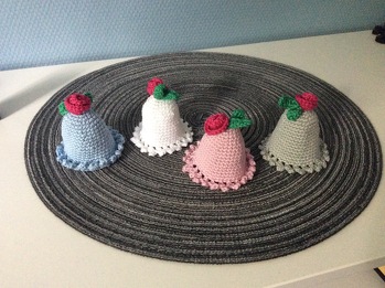 Wunderschöne Eierwärmer ...... mit diesen kleinen röschen oben auf .... entzückend 🙃
Habe ein paar auf Vorrat gehäkelt ...... zum verschenken 👍
Die Anleitung ist einfach und gut verständlich geschrieben ... 😉