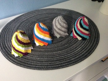 Obwohl ich schon einiges gehäkelt habe .... hatte ich hier so meine Probleme 🥴
Ich habe in verschiedenen Nadelstärken gehäkelt...... aber irgendwie sind die Eierwärmer unförmig geworden 🙁
Die obere spitze  der „ Mütze „ sitzt nicht mittig !? Dadurch sieht es ziemlich schief aus .
Der vierte Versuch  (auf dem Foto der graue Eierwärmer) ist mit Nadel 2 und kommt meinen Vorstellungen schon ziemlich nahe.