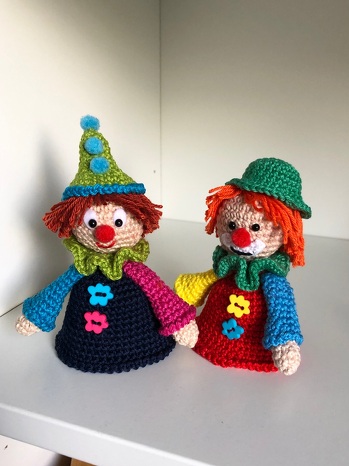 Super Anleitung, ausführlich und mit Bilder gut erklärt.
Das häkeln ging super....
Die Fertigstellung ( viele kleine Teile ) war dann doch etwas kniffelig 🥴
Mit dem Ergebnis bin ich super zufrieden 👍