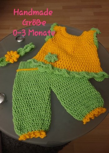 Hallo ihr lieben, hier noch mal etwas von mir.
Ein süßes Set für ein Baby Oberteil Höschen und passendes Stirnband dazu.
Mit Anleitungen aus dem Internet ganz einfach nach zu Arbeiten.