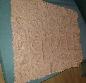 Hallo ihr lieben,
auf Wunsch hatte ich mal eine Babydecke gehäkelt im Noppenmuster mit einem Herz.
Die Maße sind ca 90 x 90 cm.
Ganz einfach nachzuarbeiten auch für Anfänger geeignet. Es dauert halt nur lange bis man Sie fertig hat. :-)