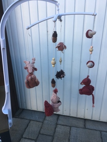 Aus der Vorlage: Gehäkelt Waldtiere als Herbstgesteck“ ein Mobile gemacht.