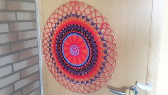 Für das erste Mal ganz gut geworden. Die Anleitung ist nicht perfekt, aber für erfahrene Häkel Fans dürfte es kein Problem sein. Nach Anleitung von Petra Perle  TRAUMFÄNGER SONNENRAD 60 cm