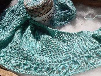 Dies ist die Butterblume von Sterntropfen Design. Ein absolut einfaches Sofa tauglichesvTuch