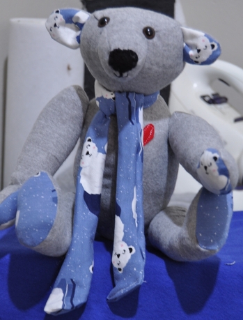 dieser Teddy ist für die hiesige Kindertafel, da nähe ich seit Jahren Kinderkleidung und Spielzeugund gebe es immer anfang Dezember ab, so können sie es zum Nikolaus verteilen und es leuchten dann wieder ein paar Kinderaugen mehr