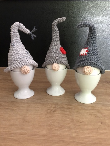 Was für ein Spaß.....
Nach einer ausführlichen Anleitung habe ich diese kleinen Zipfelmützen gehäkelt - allerdings mit 3 Reihen mehr 😉
Unsere Eier waren etwas größer 🥴 jetzt gefallen sie mir !