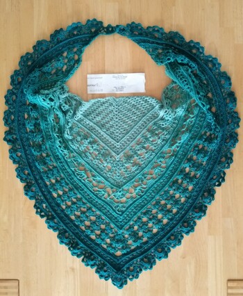 Romantic Wonder von Carola Kühner, aus knapp 170 g Farben des Dschungels 3-fädig (Lady Dee´s Traumgarne), gehäkelt mit NS 3.
Wundervoll und schnell gehäkelt.