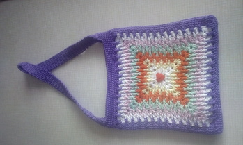 Eine kleine Kindertasche aus 2 Grannys