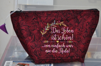 Kosmetiktäschle, auch mit dem passendem Spruch für die momentane verrückte zeit passend und es ist was sehr wahres an dem Spruch