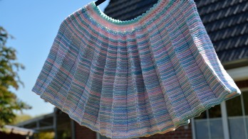 Meine Enkelin dreht sich nur noch im Kreis, der Plisseerock fliegt so schön...