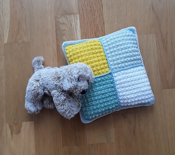 Wolle Resteverwertung. Hatte noch die Quadrate liegen vom Probieren der Noppenmasche. Kurzerhand ein Mini Kissen gefertigt. Ungeliebte Fuellwatte noch verarbeitet, und fertig.
Ina hat mich inspiriert mit ihrer Babydecke.😉