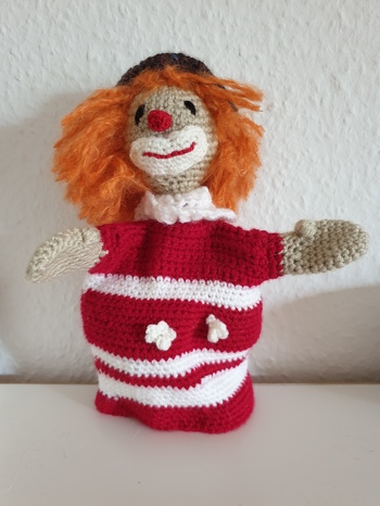 angeregt durch den Kasperl bin ich von den Handpuppen fasziniert. So entstand in Eigenregie der Clown ... Die Kinder in der Familie lieben ihn!