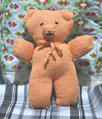 Kleiner Teddy für unsere Kindertafel hier, so ein Teddy strickt sich in 2-3 Tagen