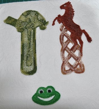 Lesezeichen, Lacestickerei auf der Stickmaschine