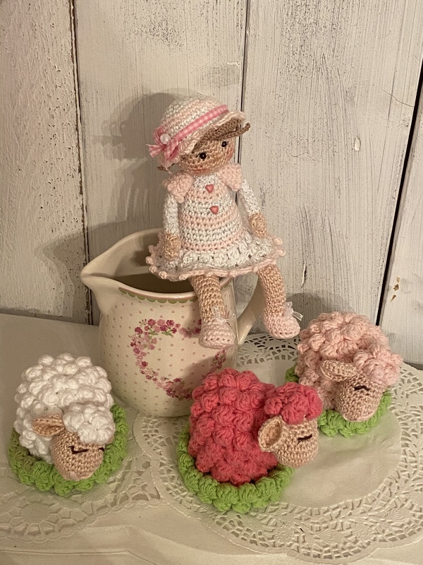 Schafe mit Wiese Tischdeko oder Eierwärmer zu Ostern und Frühlingsdeko