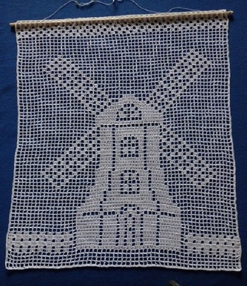 Diese Mühle ist 58 x 65 cm groß. War ein Geschenk zum 80. Geburtstag.