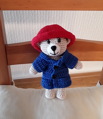 Mein Teddy-Ufo ist fertig. Die Haeklerin dieser AL hat mit verschiedenen Nadelstaerken gearbeitet, da musste ich improvisieren. Und tada, mein Paddington. Jacke mit Knoepfe und Taschen. Ich find den suess😎