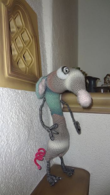 ...von little owens hut,ging gut zu häkeln....und sieht lustig aus,kommt noch eine 2.ratte hinzu...