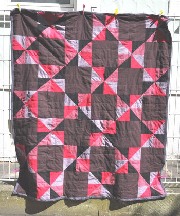 diesen Quilt sah ich in einer Zeitschrift und wollte ihn dann nachnähen, aber in meinen Farben und nicht in dem Blau wie er abgebildet war