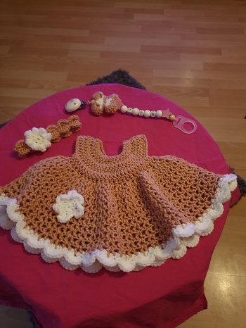 Huhu ihr lieben Häkeltanten,
hier ein niedliches Set....Kleidchen, Stirnband und Schnullerkette.