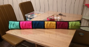 Hallo ihr lieben, ich habe lange nach einer passenden Anleitung im Internet gesucht, leider vergebens. Nun habe ich selbst rum probiert und das ist dabei raus gekommen.
Der Winter kommt bestimmt und daher einen Zugluftstopper für die Türe.
Falls nicht zu Erkennen die Häuschen sollen den Kölner Dom darstellen.
Interessant noch zu Erwähnen wäre, dass ich nicht so viel Füllwatte hatte und ich daher ein eingerolltes Handtuch genutzt habe. Was wirklich klasse funktioniert.